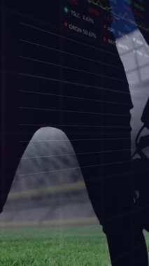 Amerikan futbolcusunun orta bölümündeki spor stadyumunda grafik ve veri işleme animasyonu. spor, rekabet, iletişim ve dijital arayüz kavramı, dijital olarak oluşturulmuş video.