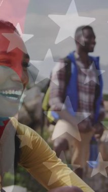 Dağlarda yürüyüş yapan gülümseyen çift üzerine Amerikan bayrağı animasyonu. Vatanseverlik ve kutlama konsepti dijital olarak oluşturulmuş video.