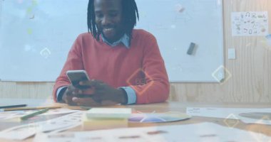 6G teknoloji animasyon kaplamalı akıllı telefon kullanan gülümseyen adam. yenilik, iletişim, bağlantı, dijital, kablosuz, ağ