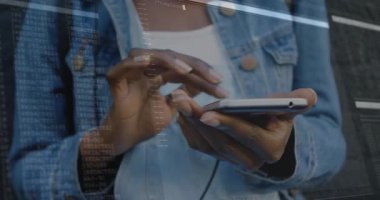 Akıllı telefon kullanarak, eller teknoloji ortamında animasyon kodlaması üzerinde çalışıyor. programlama, geliştirme, dijital, yenilik, yazılım
