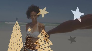 Plajda beyaz bikinili bir kadın Noel ağacı ve yıldız animasyonu örtüsüyle. Tatil, şenlikli, mevsimlik, dekorasyon, okyanus, tropik