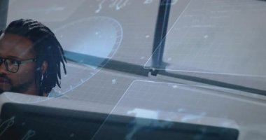 Animasyon ile masa başı işi, dijital arayüzle veri işleme. Teknoloji, yenilik, analitik, fütürizm, yapay zeka, çalışma alanı