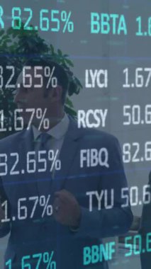 İş adamları üzerinde finansal veri işleme animasyonu. küresel iş, veri işleme ve dijital arayüz kavramı dijital olarak oluşturulmuş video.