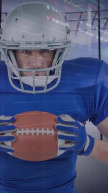 Amerikan futbolcusunun spor stadyumunda grafik ve veri işleme animasyonu. spor, rekabet, küresel iletişim ve dijital arayüz kavramı, dijital olarak oluşturulmuş video.