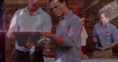 Bilgisayarda dijital animasyon eşleşmesi olan verileri tartışan iş adamları. İşbirliği, takım çalışması, yenilik, teknoloji, toplantı, strateji