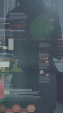 İş adamlarının istatistiksel işlemlerinin animasyonu. küresel iş, veri işleme ve dijital arayüz kavramı dijital olarak oluşturulmuş video.