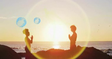 Günbatımında sahilde canlandırma yapan, siluetli insanlar. Siluetler, eğlence, eğlence, tatil