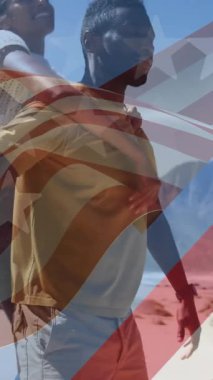 Dağlarda gezen gülümseyen çift üzerine Amerikan bayrağı animasyonu. Vatanseverlik ve kutlama konsepti dijital olarak oluşturulmuş video.