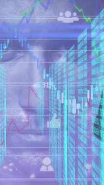 Biyometrik parmak izleri ve insan yüzünün üzerindeki veri işleme animasyonu. küresel teknoloji, veri işleme ve dijital arayüz kavramı dijital olarak oluşturulmuş video.