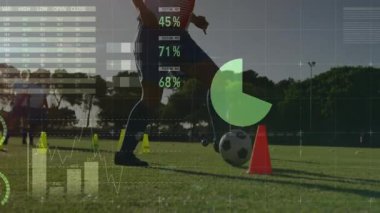 Futbol oyuncuları sahada veri analizleriyle pratik yaparak animasyonu örtüyor. Spor, eğitim, takım çalışması, teknoloji, istatistik, strateji