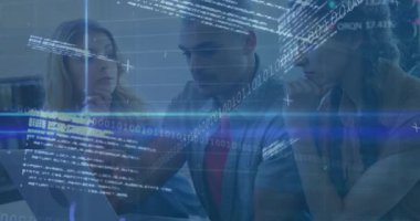 İş dünyasından profesyoneller arasında dijital veri ve animasyonla işbirliği. Teknoloji, takım çalışması, iş arkadaşları, yenilik, beyin fırtınası, yaratıcı