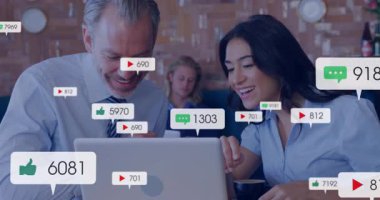 Ofisteki insanlar sosyal medya bildirimleriyle etkileşime geçerek animasyonu örtüyor. İş, iletişim, takım çalışması, ağ, teknoloji, dijital