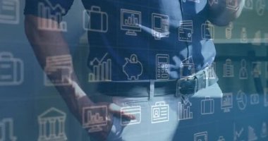 Akıllı telefon kullanarak, iş adamı animasyon simgeleriyle finansal verileri inceliyor. Teknoloji, finans, dijital, analitik, yenilik, gelecek