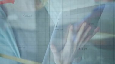 Red Arrow 'un tablet kullanarak, maddi kayıpları göstererek düşüşünün canlandırılması. Kriz, durgunluk, ekonomi, dijital, analiz, başarısızlık