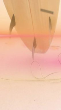 Sörf tahtası tutan sörfçünün ayakları üzerinde hareket eden pembe ışık huzmelerinin canlandırması. Tatiller, sağlıklı, aktif yaşam tarzı ve pozitiflik kavramı dijital olarak oluşturulmuş animasyon.