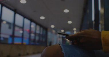 Modern ofis ortamında akıllı telefon kullanımını kapsayan animasyon. Teknoloji, yenilik, dijital, bağlantı, işyeri, cep telefonu