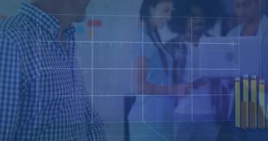 Ofiste, çeşitli takımlar haritaların animasyonuyla finansal verileri tartışıyor. Takım çalışması, işbirliği, iş, finans, analitik, yenilik