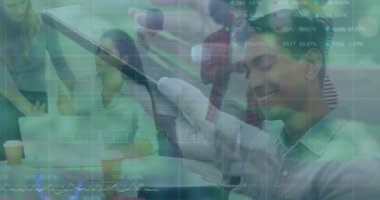 Borsa veri animasyonu içeren tablet tutan gülümseyen adam. İş, finans, ticaret, teknoloji, yatırım, ekonomist