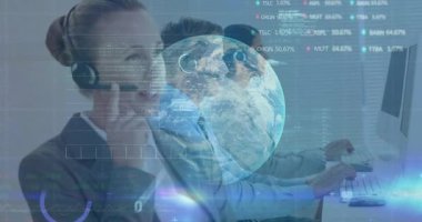 Dijital verilerle ve dünya animasyonlarıyla çalışan iş adamları. Teknoloji, yenilik, küresel, analitik, takım çalışması, işbirliği