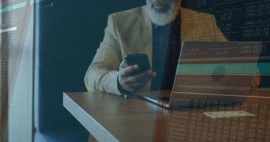 Gülümseyen adam bilgisayar ekranında veri şifreleme animasyonuyla akıllı telefon kullanıyor. Teknoloji, siber güvenlik, gizlilik, dijital, internet, iletişim