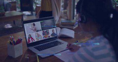 Okulda, çevrimiçi konferans animasyonu sırasında not alan kişi dizüstü bilgisayardan. Eğitim, e-öğrenme, sanal, webinar, dijital, çevrimiçi öğrenim