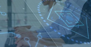 Ofiste, iş adamları dijital arayüz ve animasyon ile verileri analiz ediyorlar. Şirket, takım çalışması, analitik, teknoloji, işbirliği, yenilik