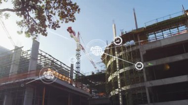 İnşaat alanındaki vinçleri ve yapıları kaplayan dijital ağ simgeleri. teknoloji, yenilik, sanayi, altyapı, mühendislik, proje