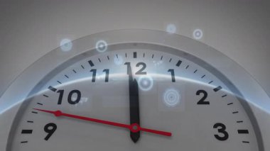 Parlak dijital elementler ve saat üzerindeki soyut veri sembolleri animasyonla karşı karşıya. Teknoloji, zaman, fütüristik, yenilik