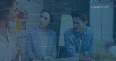 Borsa animasyon örtüsüyle veri analizini tartışan iş adamları. Maliye, analitik, takım çalışması, işbirliği, strateji, planlama