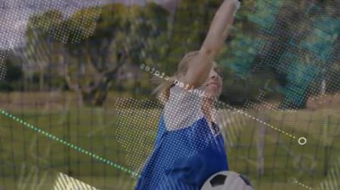 Futbol oyuncusu oyun sırasında animasyon ve dijital veri ile sahada. Spor, futbol, teknoloji, artırılmış gerçeklik, atlet, performans