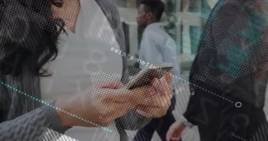 Akıllı telefon kullanarak, iş kadını ofisindeki dijital veri işleme sistemini inceliyor. Teknoloji, analitik, yenilik, finans, profesyonel, kurumsal