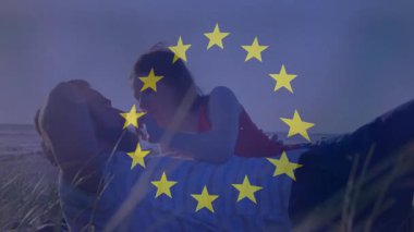 Plajda dinlenen, Avrupa Birliği yıldızları animasyon örtüsü olan çift. Tatil, seyahat, yaz, dinlenme, deniz kenarı, turizm