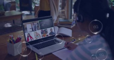 Okulda, 5G teknolojisinin animasyonuyla sanal toplantıya katılan kişi. sanal iletişim, çevrimiçi öğrenme, yenilik, bağlantı, ağ, dijital