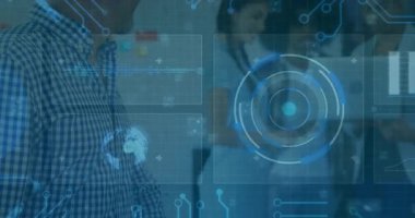 Modern ofiste iş birliği yapan farklı insanlar üzerinde dijital arayüz animasyonu. Takım çalışması, işbirliği, teknoloji, yenilik, çeşitlilik, iletişim