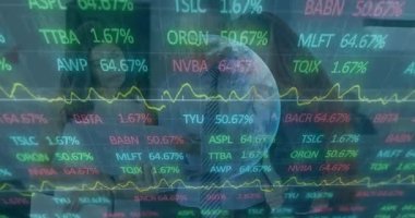 Çeşitli iş adamları üzerinde borsa verileri ve küresel bağlantılar. Finans, ekonomi, yatırım, takım çalışması, çeşitlilik, teknoloji