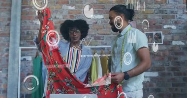 Moda tasarımcıları veri analizi animasyon örtüsüyle renkli kumaşı inceliyor. tekstil, yaratıcılık, yenilik, teknoloji, takım çalışması, beyin fırtınası