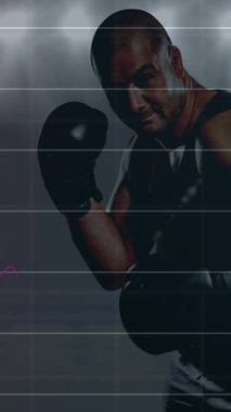 Erkek boksör ve projektörler üzerinde grafik ve veri işleme animasyonları. spor, rekabet, teknoloji ve dijital arayüz kavramı, dijital olarak oluşturulmuş video.