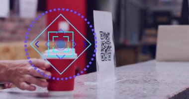 Kafe tezgahında dijital arayüz animasyon kaplamalı akıllı telefon kullanan kişi. Teknoloji, artırılmış gerçeklik, yenilik, bağlantı, etkileşim, gezinme