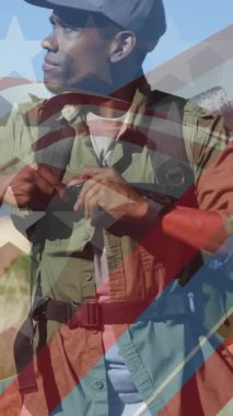 Amerikan bayrağının dağlarda yürüyüş yapan Afro-Amerikan adamı üzerindeki animasyonu. Vatanseverlik ve kutlama konsepti dijital olarak oluşturulmuş video.