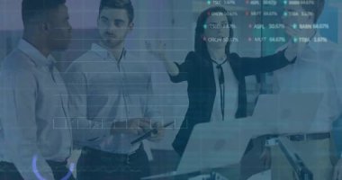 Finansal verileri, borsa çizelgesinin animasyonunu yapan iş adamlarını tartışıyorlar. Finans, şirket, analiz, ticaret, yatırım, ekonomi