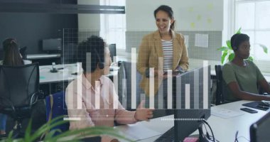 Çubuk grafik veri animasyonu ile iş birliği yapan iş kadınları. Takım çalışması, işbirliği, analitik, şirket, strateji, yenilik