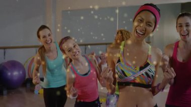 Neşeli bir şekilde dans eden renkli spor giysileri içinde ışıl ışıl ışık animasyonları olan kadınlar. Fitness, dans, kutlama, aktif, enerjik, enerjik