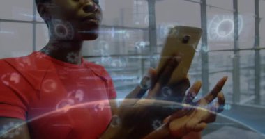 Animasyonlu akıllı telefonu tutmak, gelecekteki teknoloji arayüzünü araştırmak. yenilik, dijital, keşif, UI, ekran, etkileşim