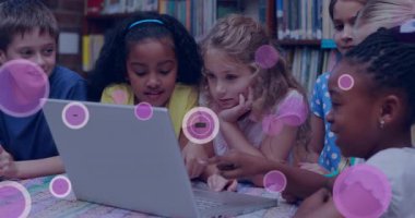 Çocuklar kütüphane ortamında 5G teknolojili dizüstü bilgisayar kullanıyorlar. bağlantı, yenilik, dijital, öğrenme, internet, iletişim