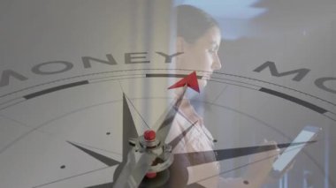 Para, tablet üzerinde pusula, animasyondaki finansal yönü sembolize ediyor. Finans, yatırım, strateji, rehberlik, karar, tasarruflar