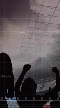 Spor stadyumundaki taraftarlara tezahürat yapan grafiklerin ve veri işlemenin animasyonu. spor, rekabet, küresel iletişim ve dijital arayüz kavramı, dijital olarak oluşturulmuş video.