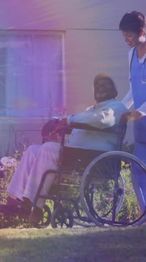 Hemşirenin tekerlekli sandalyedeki yaşlı adamı ezdiği bir ışık animasyonu. emeklilik, ev hayatı ve umut kavramı dijital olarak oluşturulmuş animasyon.