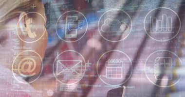 Okulda, kodlama ve veri elementlerini kaplayan dijital iletişim simgelerinin animasyonu. Teknoloji, programlama, geliştirme, yenilik, ağ oluşturma, bilgi