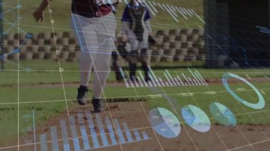 Sahada, beyzbol oyuncuları animasyon veri analizleriyle pratik yapıyorlar. Spor, atletizm, teknoloji, analiz, izleme, performans