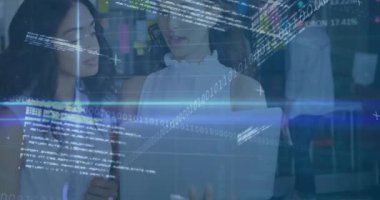 Ofiste tartışan iki kadın için ikili kod ve finansal veri animasyonu. İş, finans, analitik, takım çalışması, işbirliği, dijital